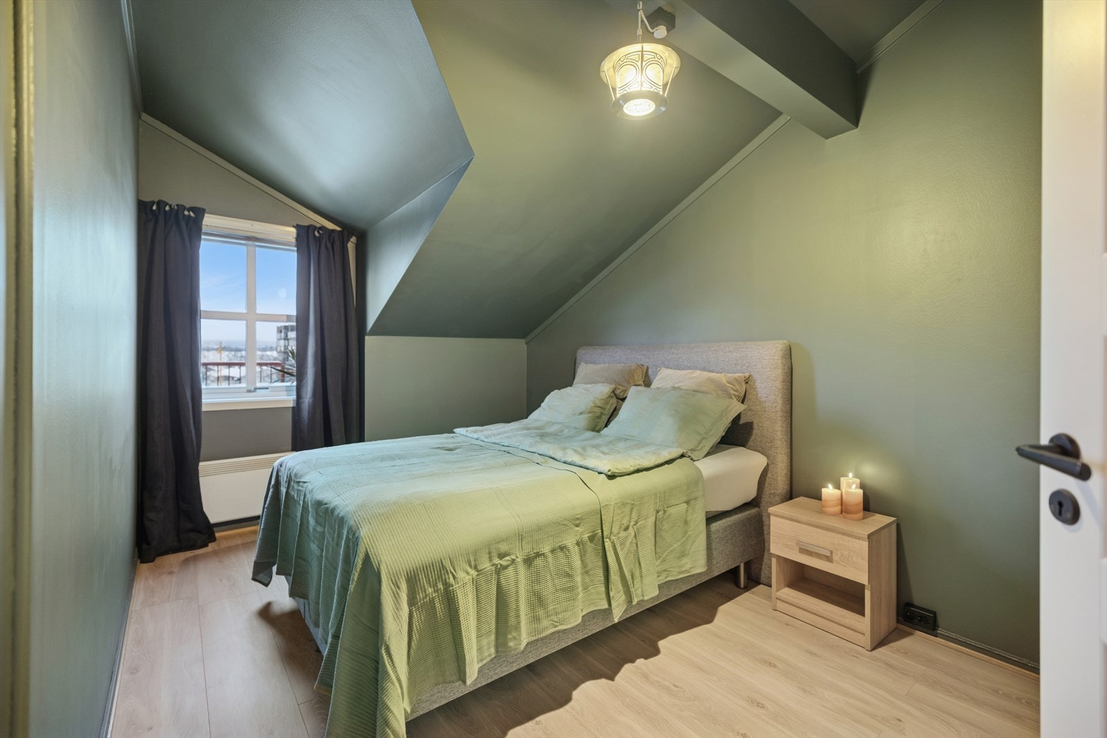 Soverommet har, i likhet med stuen, nye gulv og overflater fra 2023. Galleribilde