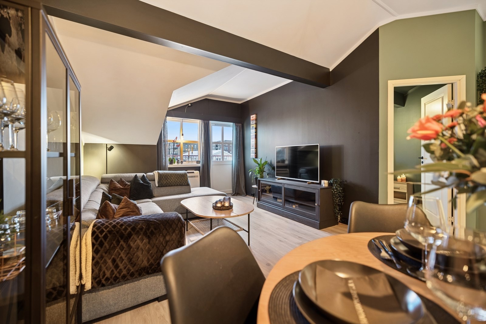 Balkongdøren er i malt tre med 2-lags isolerglass fra byggeåret. Galleribilde