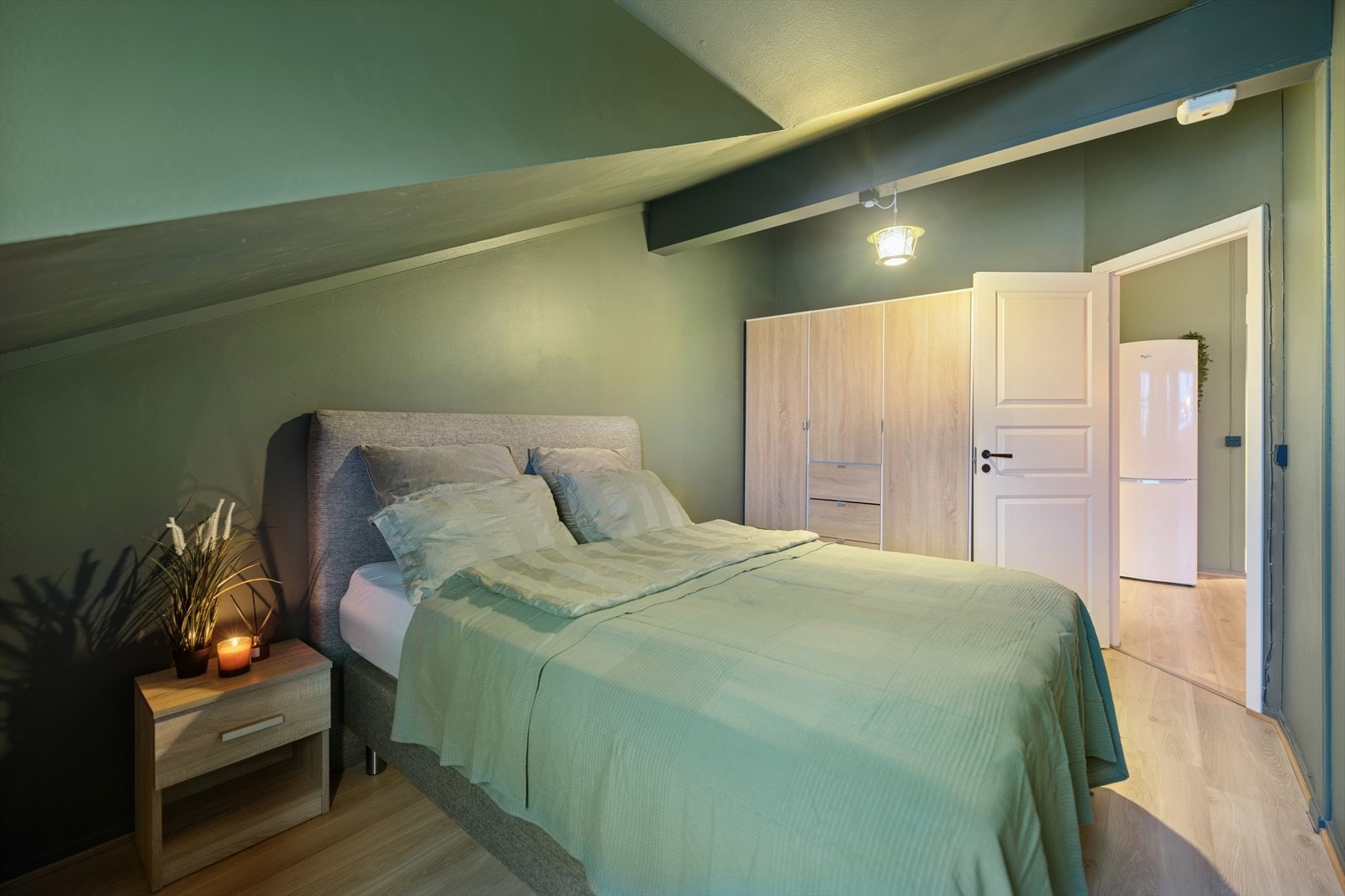 Rommet har en god størrelse med plass til både dobbeltseng og garderobeløsning. Galleribilde