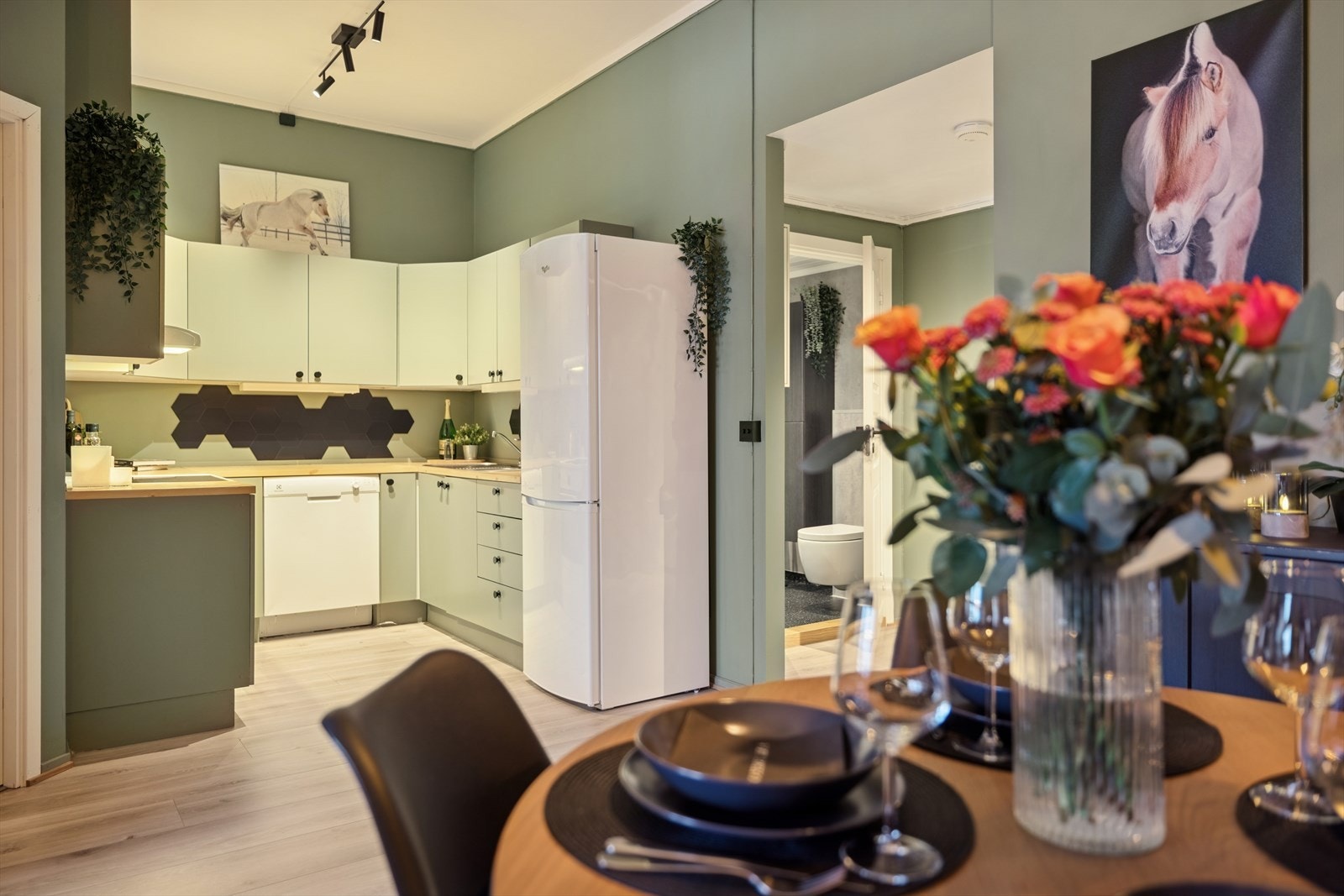 Varmtvannsberederen er praktisk plassert i et benkeskap, utstyrt med lekkasjevakt. Galleribilde