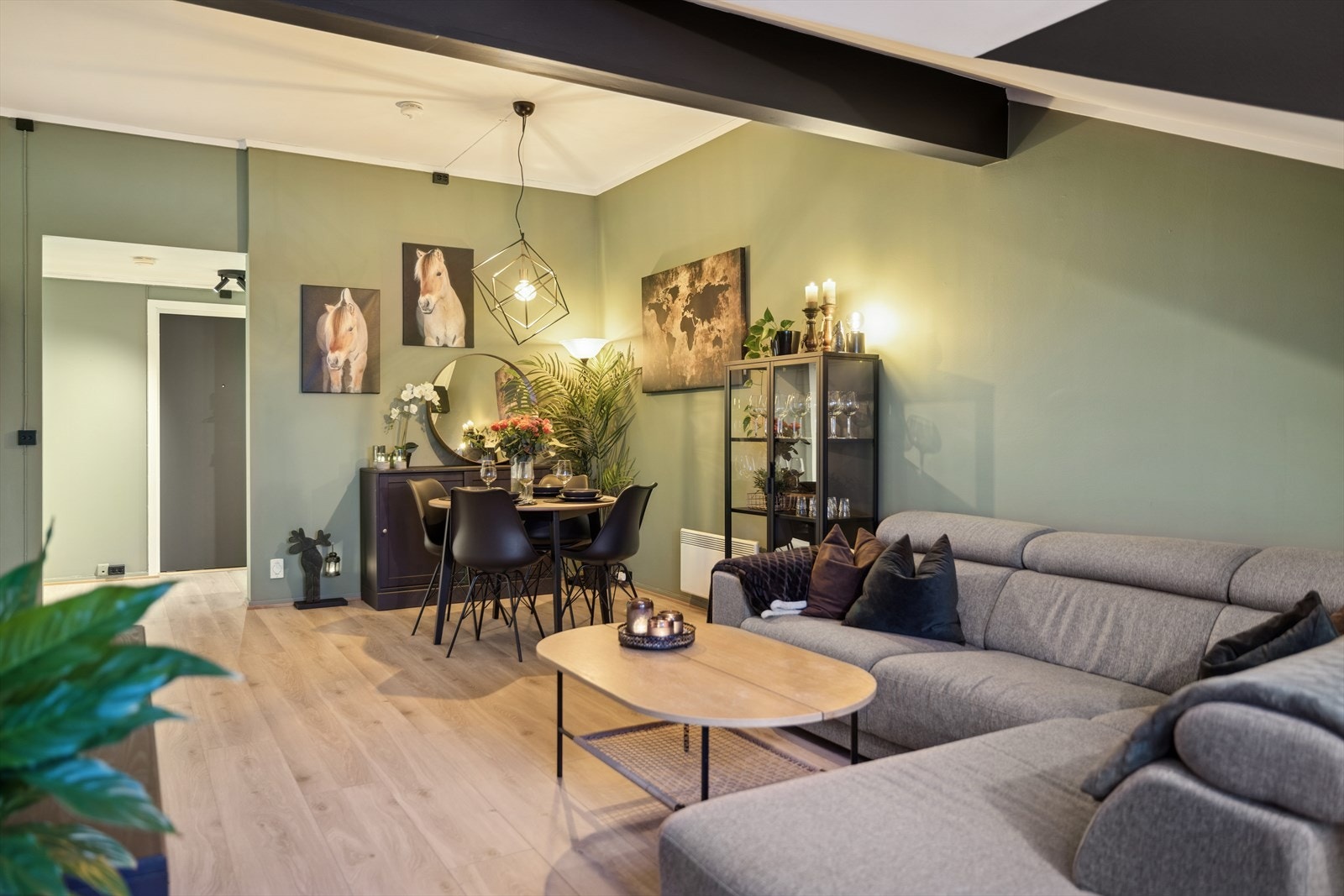 Leiligheten varmes opp med elektriske panelovner og varmepumpe, samt gulvvarme på bad. Galleribilde