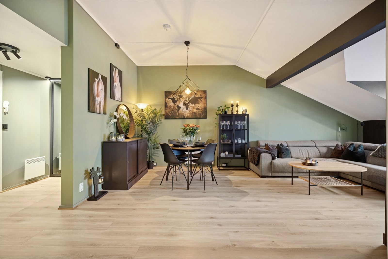 Inngangspartiet er utvidet ved at en opprinnelig bod er integrert i entréen. Galleribilde