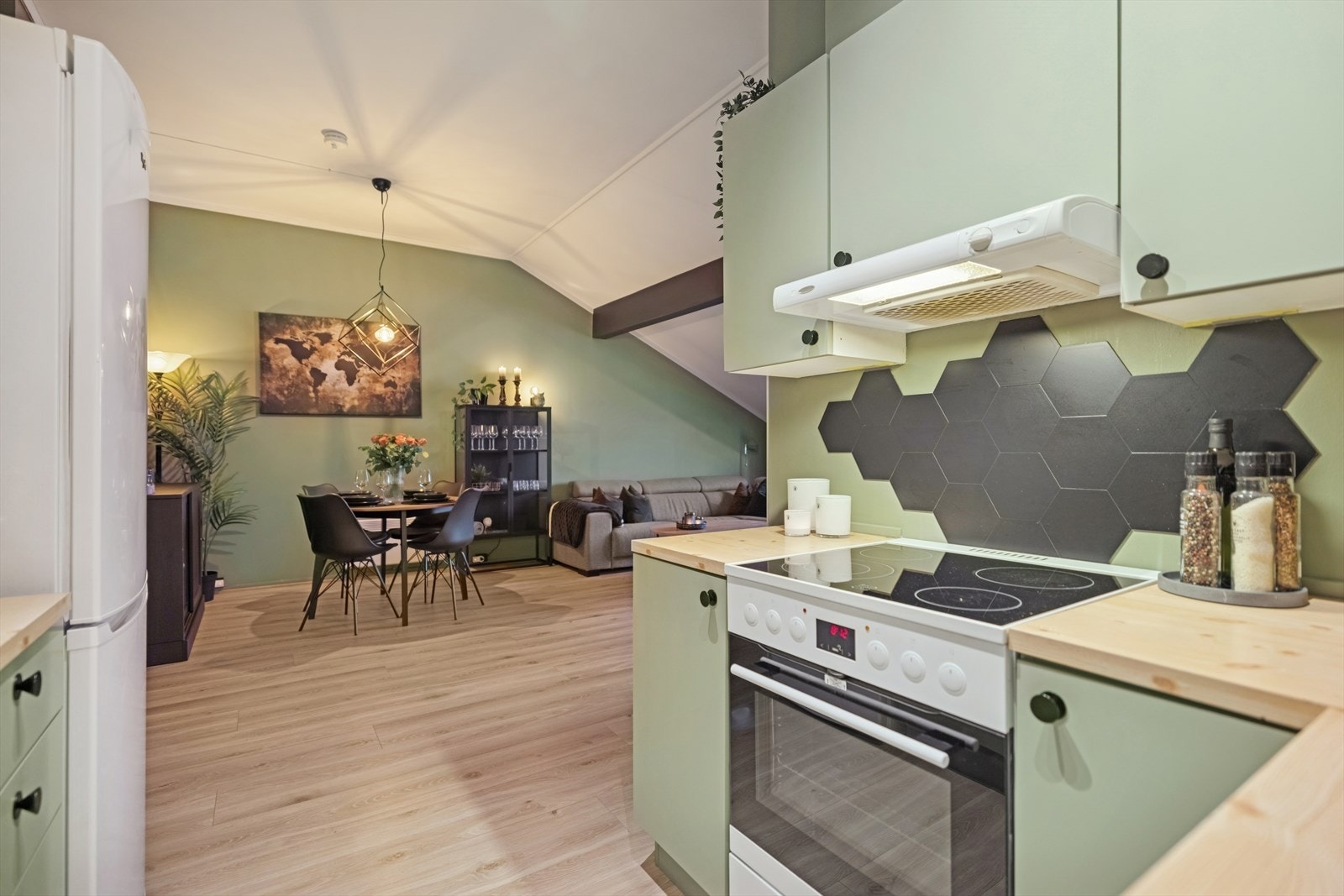 Det er plass i innredningen til frittstående oppvaskmaskin, komfyr og kjøle-/fryseskap. Galleribilde