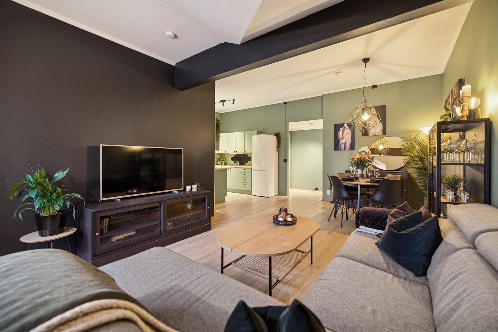 Leiligheten ligger i andre etasje av en eldre bygning som ble ombygget og seksjonert i 1998. Galleribilde