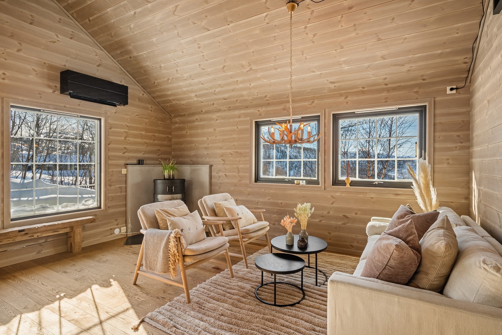 Hytten fremstår lys og innbydende, med et gjennomgående materialvalg og god takhøyde. Galleribilde