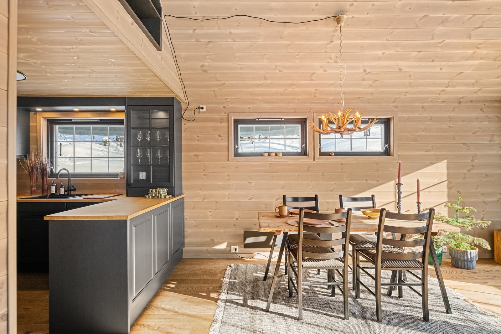 Det er god plass til ønsket spisegruppe ved kjøkkenet. Galleribilde