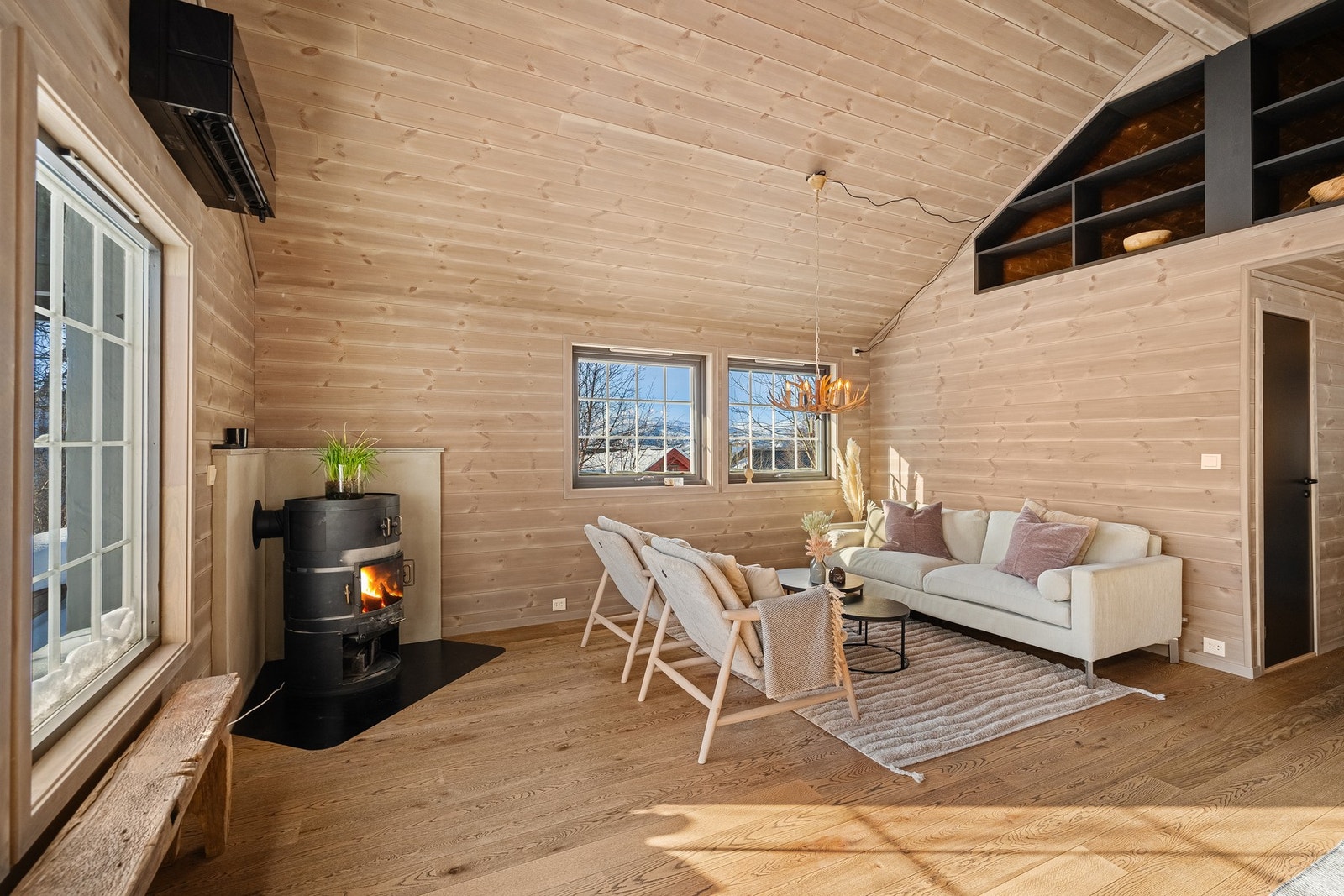 Peisen i stuen sørger for lun varme på kjølige dager. Galleribilde