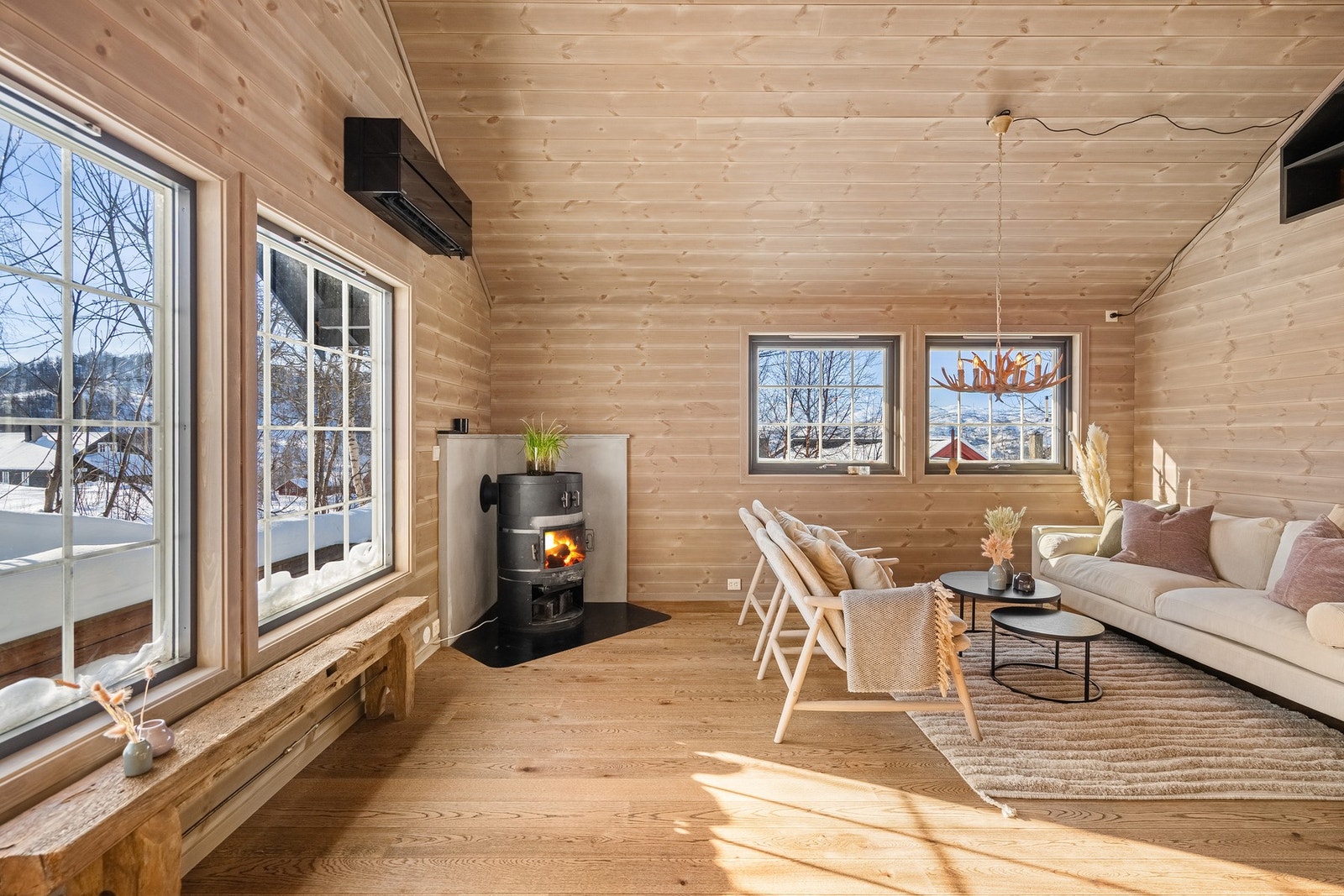 Det ble i 2026 lagt ny parkett på gulv og nytt veggpanel i stue/kjøkken. Galleribilde