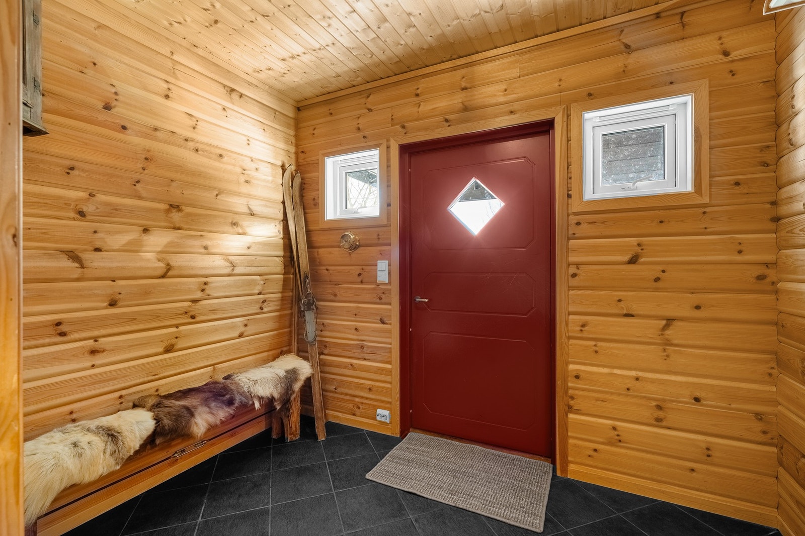 Romslig og innbydende entré. Galleribilde