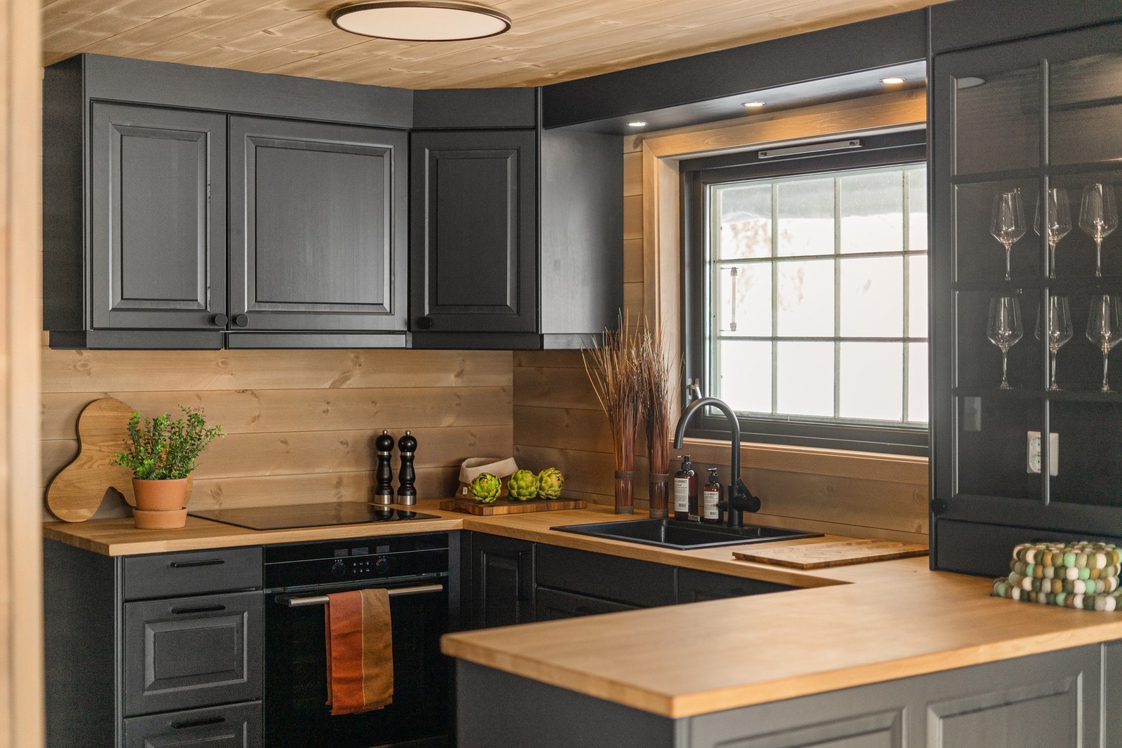 Kjøkkenet fra 2026 er velutstyrt med god skap- og benkeplass. Galleribilde