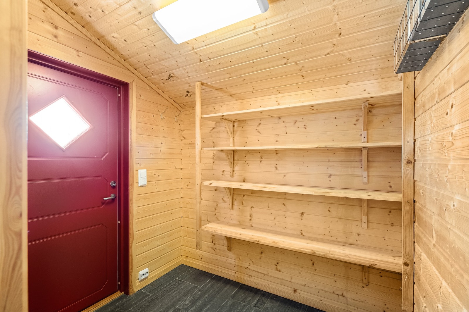 Fra vaskerommet er det videre adkomst til bi-inngang/skibod. Galleribilde