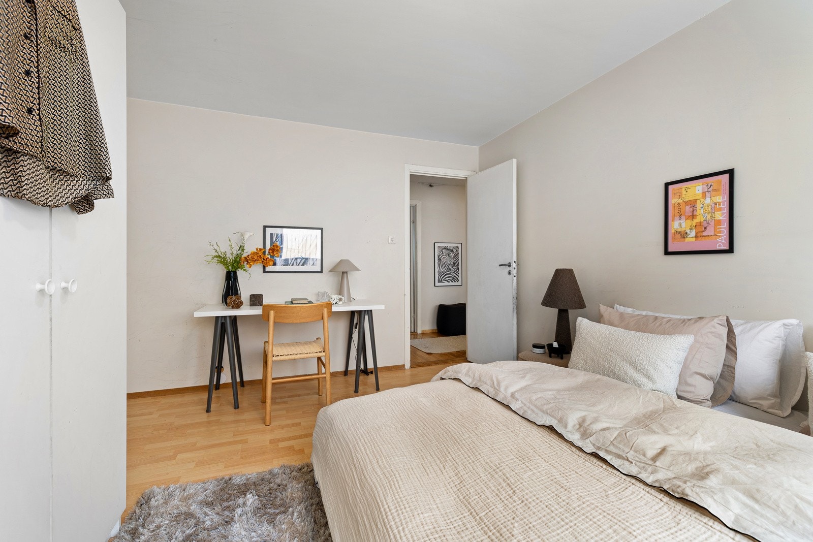 Hovedsoverommet er av god størrelse med plass til dobbeltseng, nattbord og garderobeskap. Galleribilde