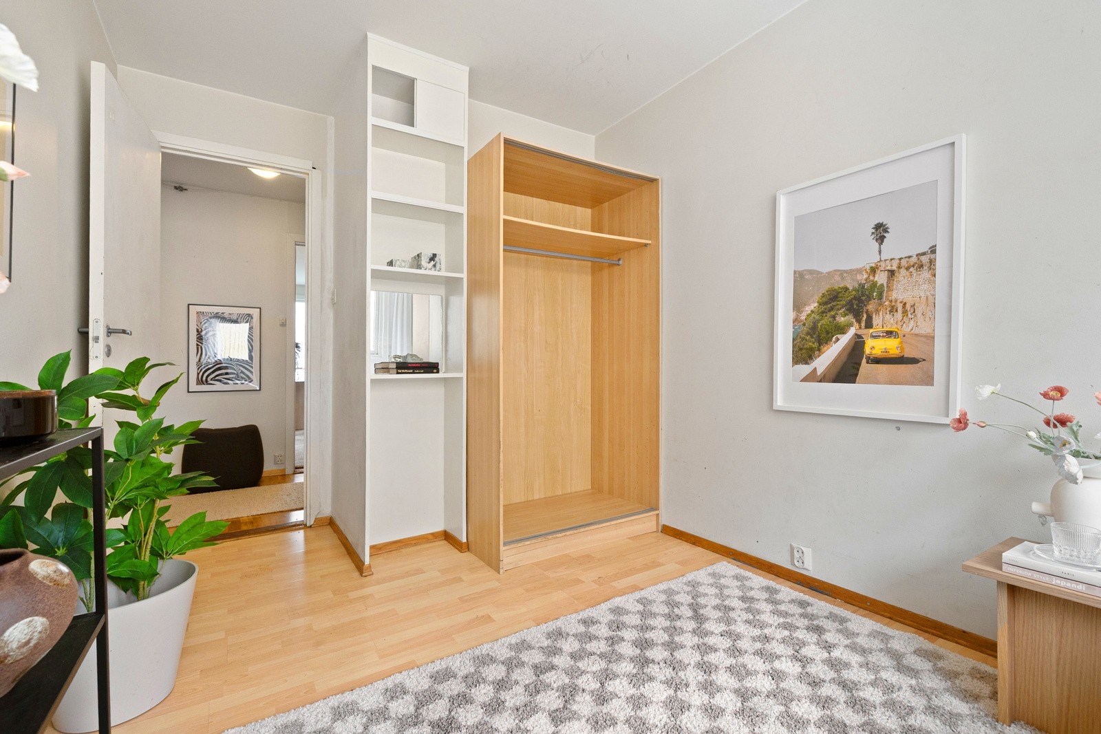 Alle garderobeskap medfølger salget. Galleribilde