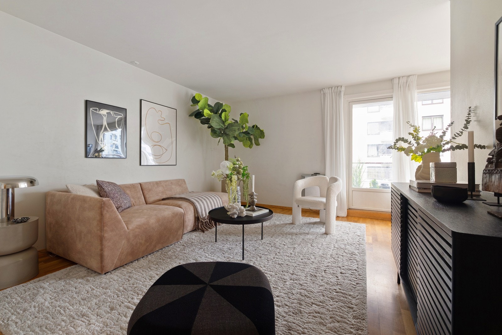 Romslig stue med delvis åpen stue kjøkken løsning som skaper et sosialt oppholdsrom. Galleribilde