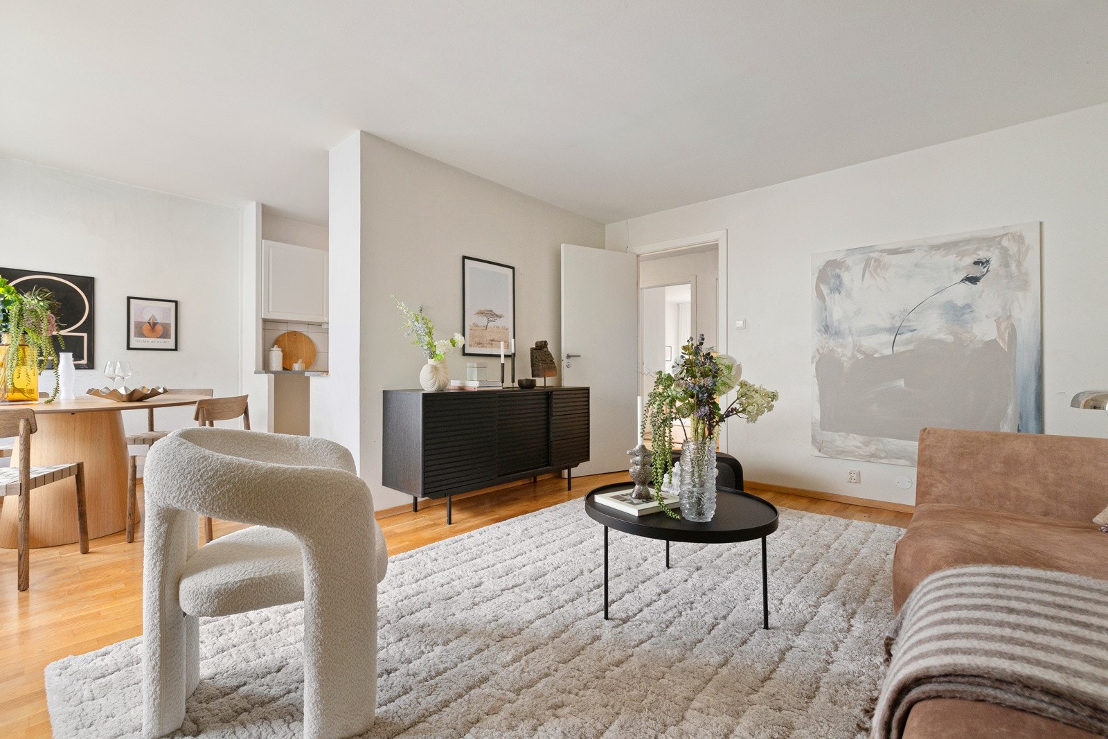 Stuen har god plass til sofagruppe med tilhørende møblement og spisebord. Galleribilde