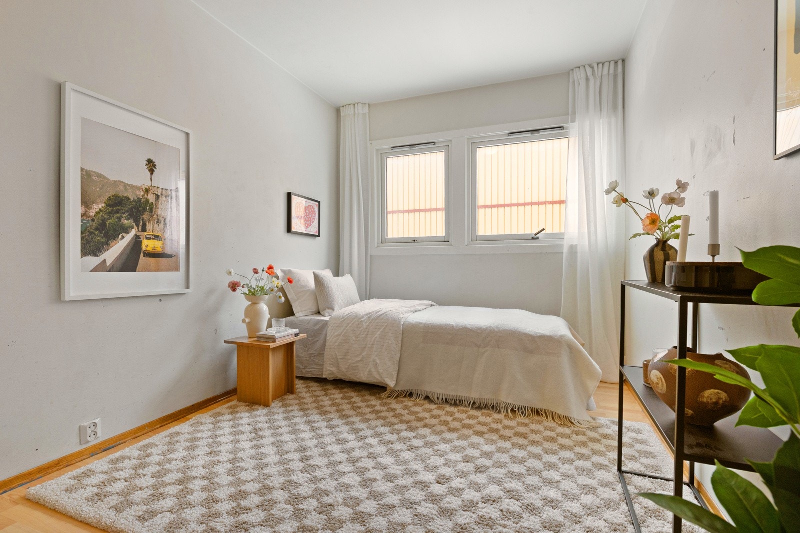 Soverom II er også av god størrelse med plass til seng, nattbord og garderobeskap. Galleribilde