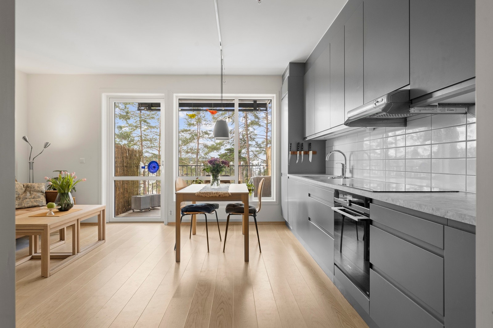 Plass til både hverdag og selskap i et luftig og sosialt rom. Galleribilde