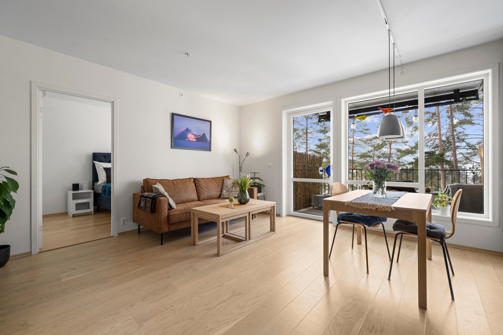 De store vindusflatene sørger for rikelig med naturlig lysinnslipp! Galleribilde