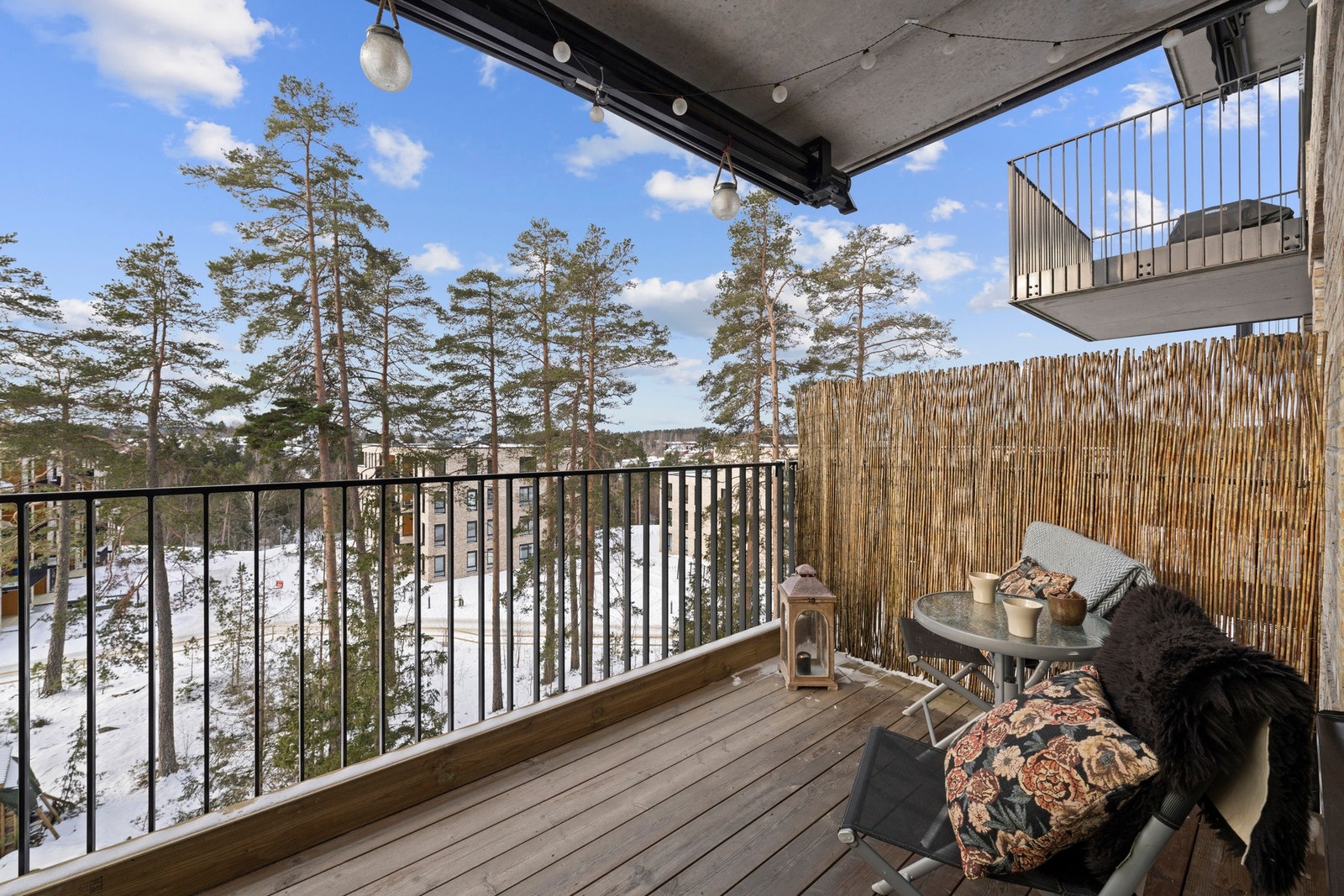 Dekke er belagt med terrassebord. Solmarkise i front. Galleribilde