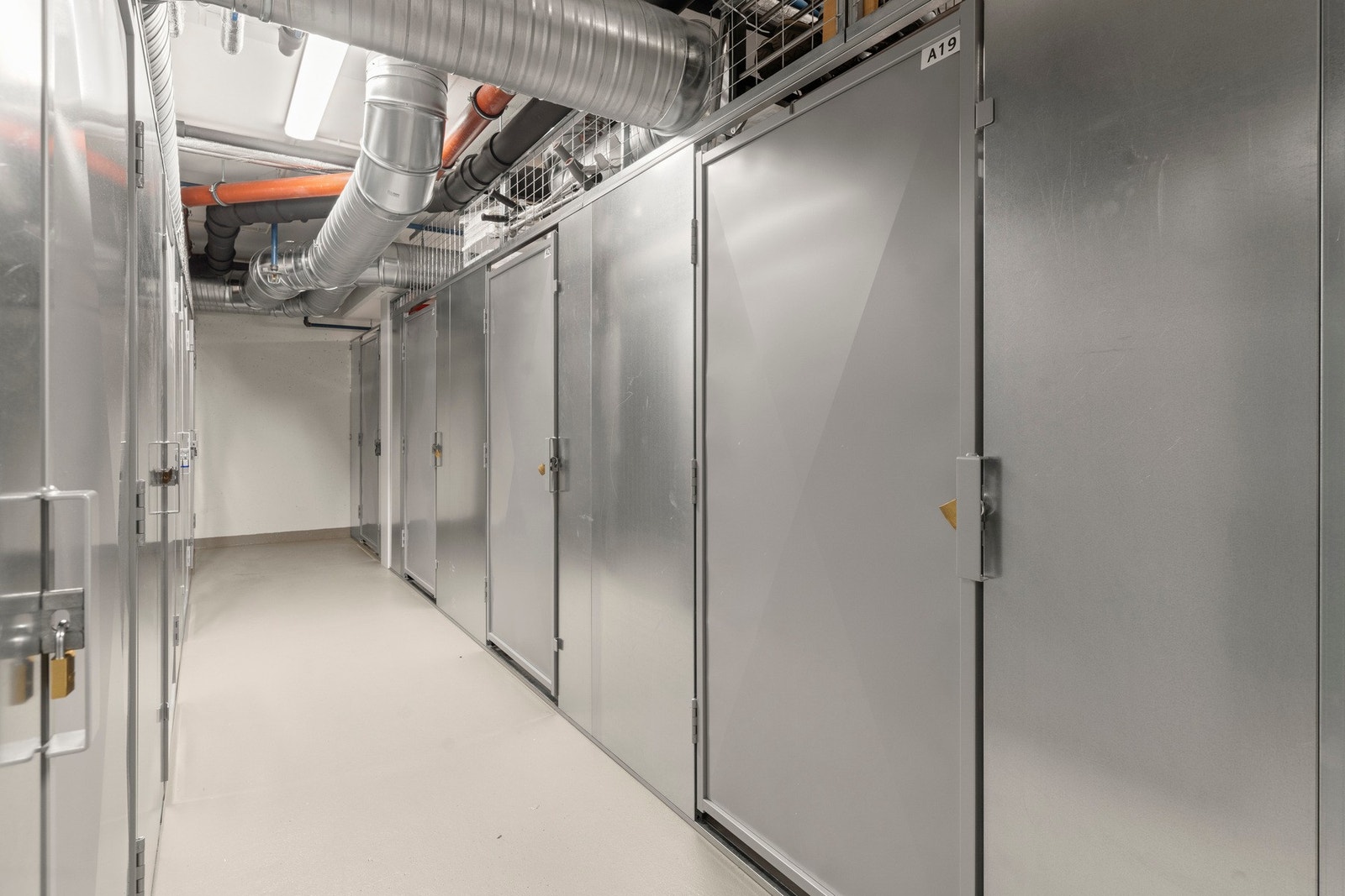 Romslig bod med dører uten innsyn! Galleribilde