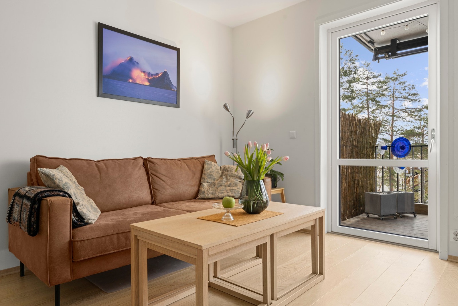 Utgang fra stue/kjøkken til overbygget balkong på ca 6,5 kvm. Galleribilde