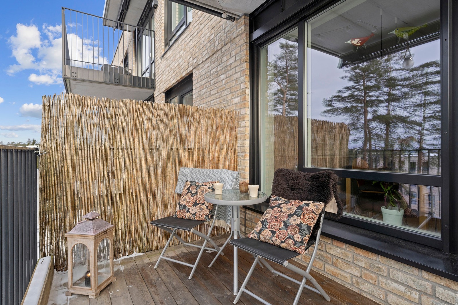 En naturlig forlengelse av stuen med hyggelig uteplass. Galleribilde