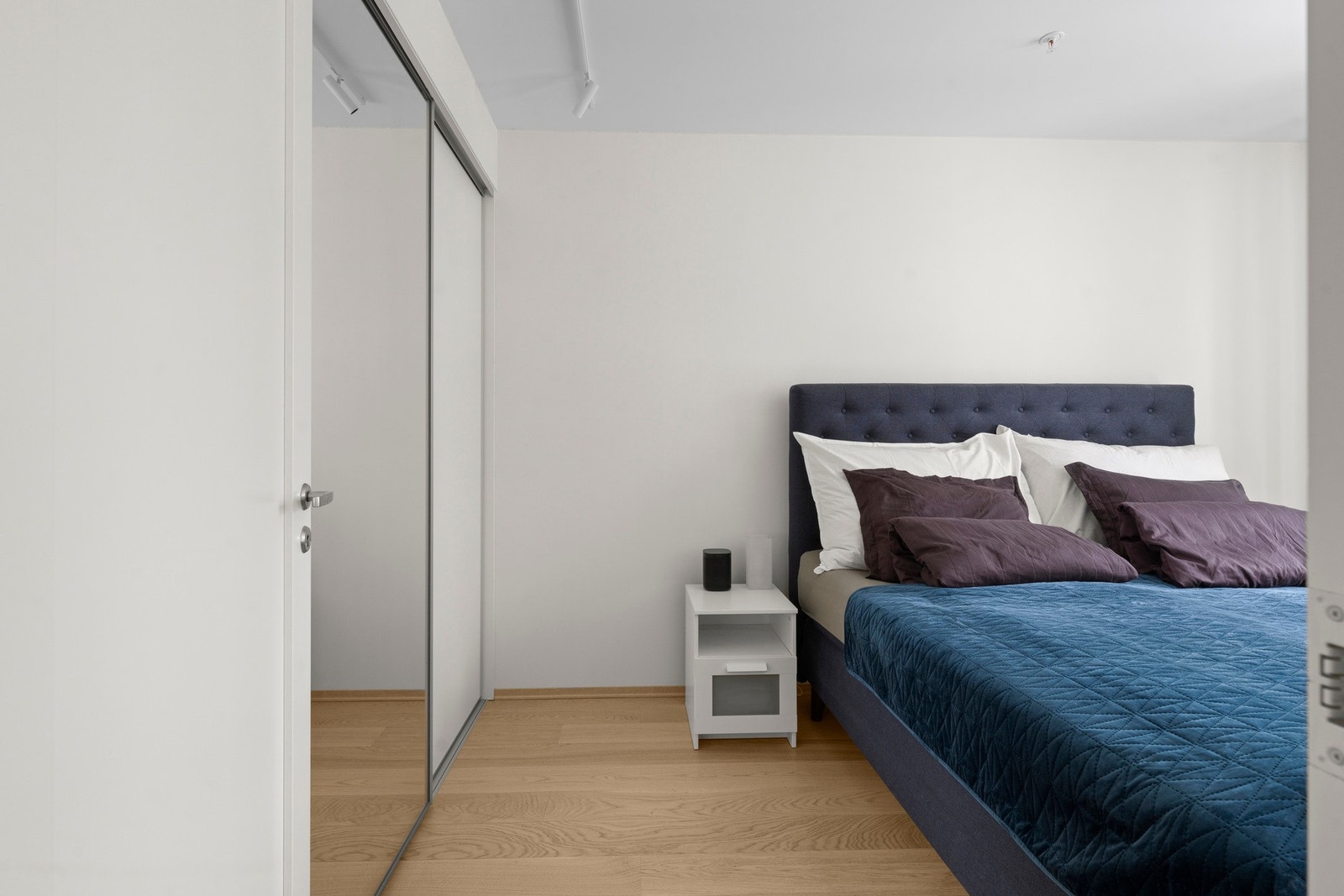 Hovedsoverom med garderobeskap og behagelig atmosfære. Galleribilde