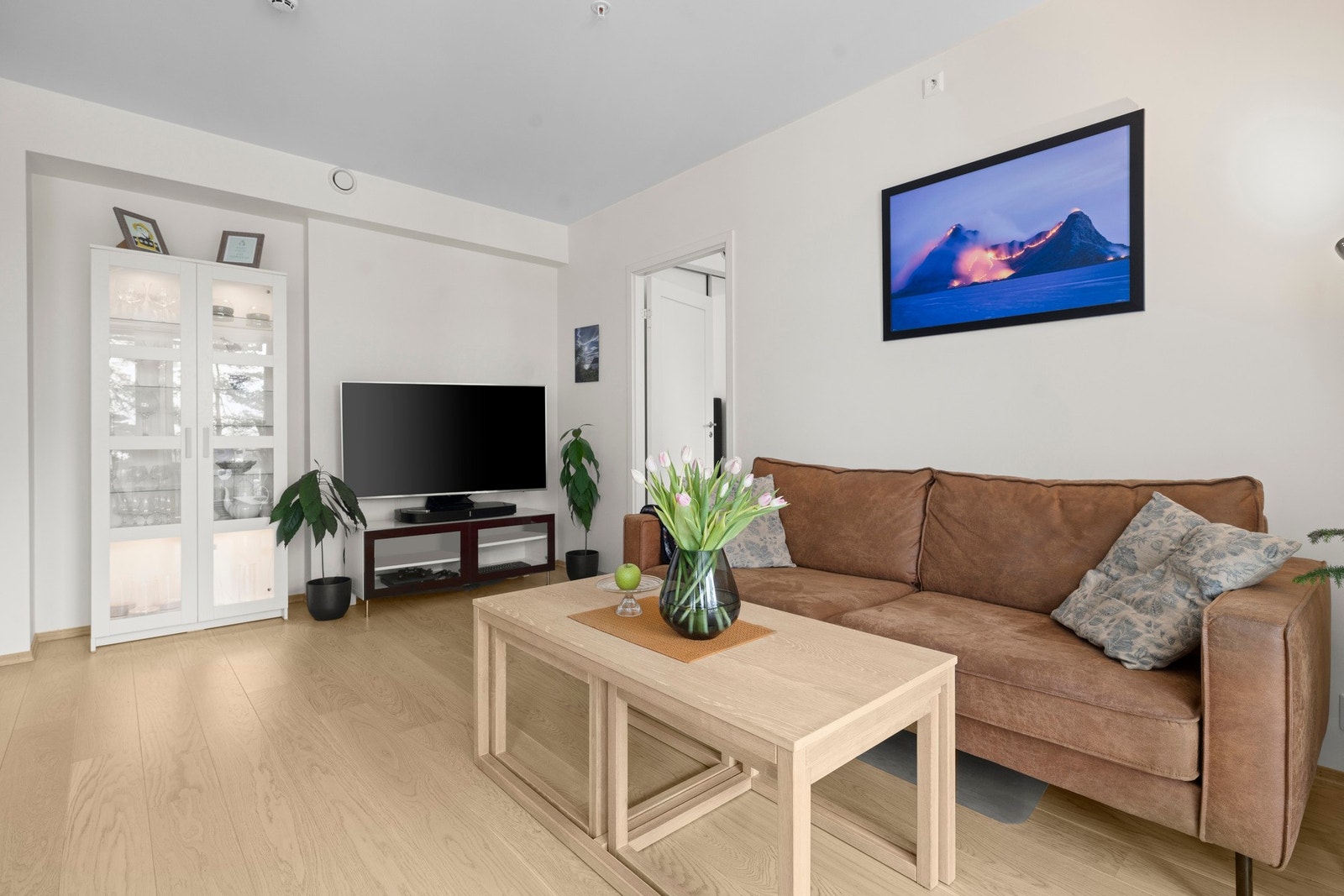 Innbydende rom hvor man lett trives, enten til middag eller filmkveld. Galleribilde