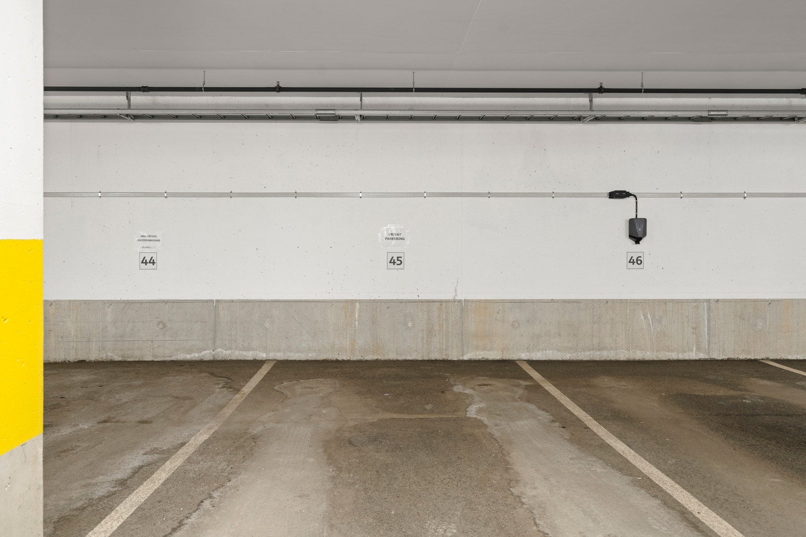 Det medfølger én garasjeplass i felles oppvarmet garasjeanlegg. Her er det mulighet for å montere elbil lader. Galleribilde