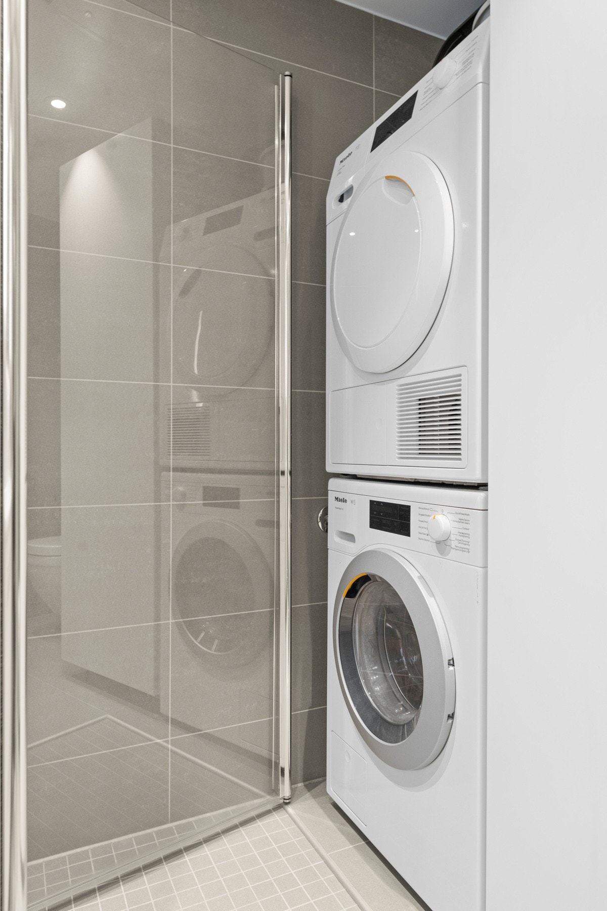 Pent bad fra byggeår med moderne innredning. Plass til alt det nødvendige. Galleribilde