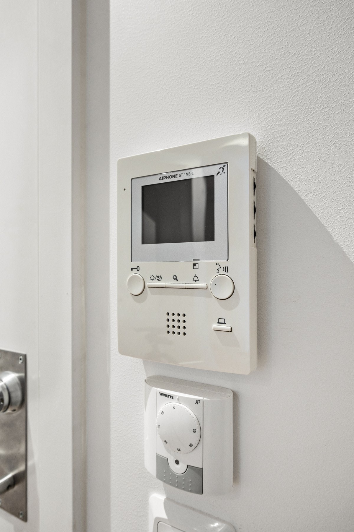 Dørcalling med videoovervåkning er installert Galleribilde