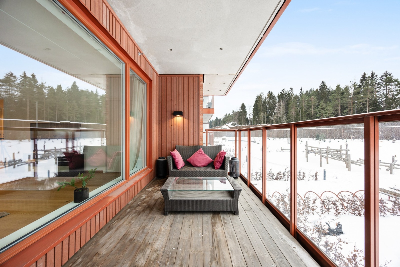 Overbygget, vestvendt og solrik balkong utenfor stuen Galleribilde