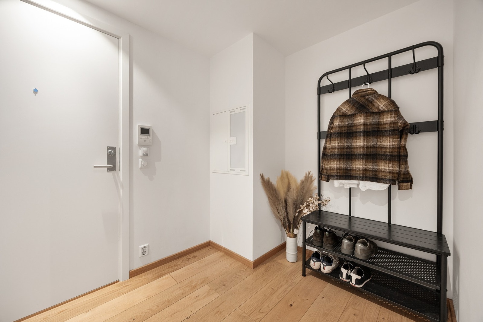 Lys entré med god plass til yttertøy Galleribilde