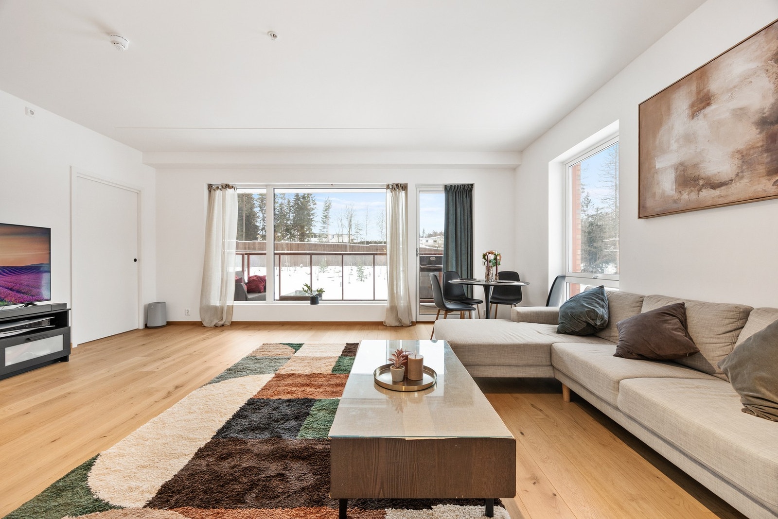 Velkommen til Idrettsgata 46, 3. etg. - Her finner du en lys, pen og moderne 4-roms leilighet i det attraktive og nye prosjektet Rolvsrud Arena på Skårer i Lørenskog sentrum Galleribilde