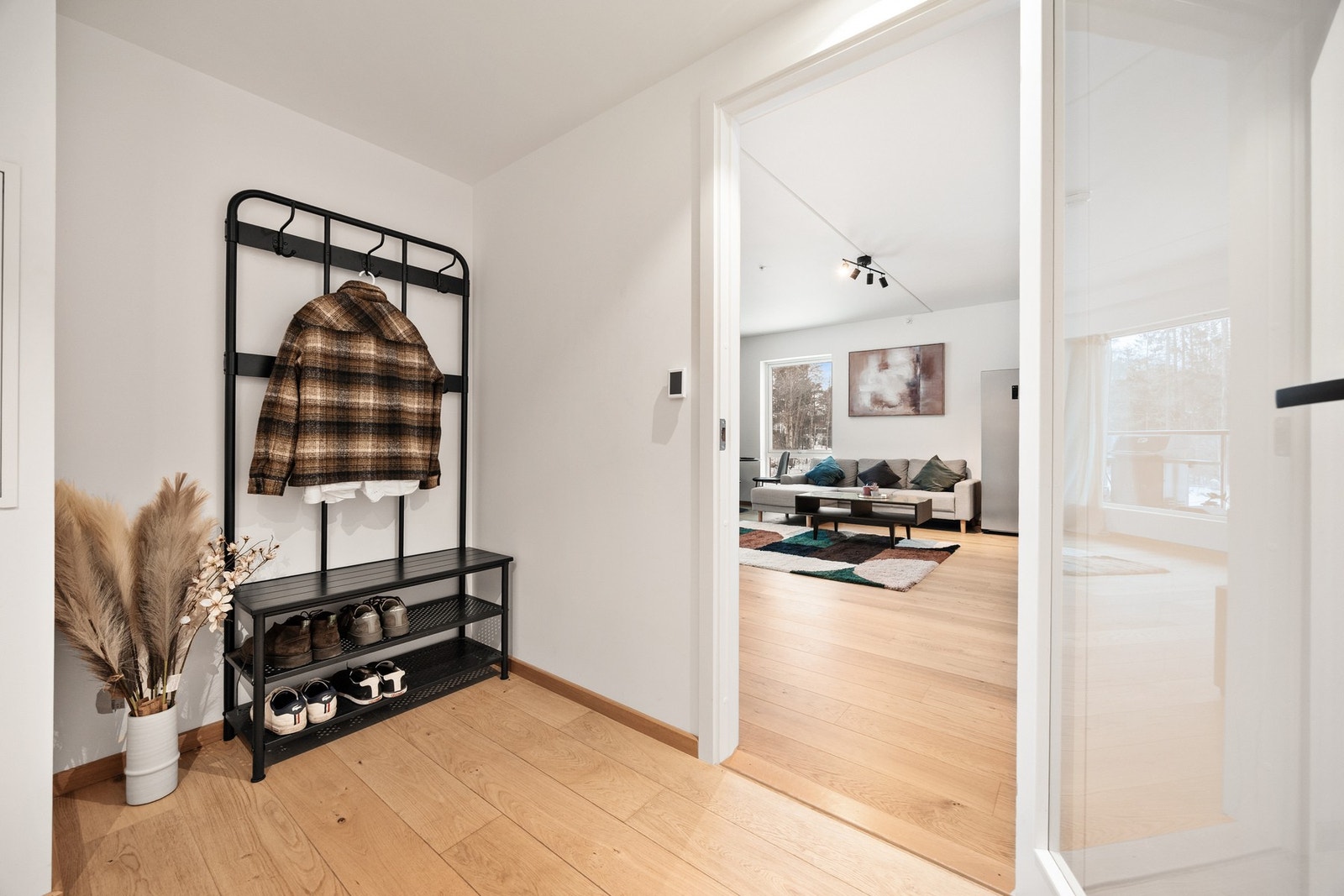 Entré - lys og praktisk med plass til garderobeløsninger Galleribilde