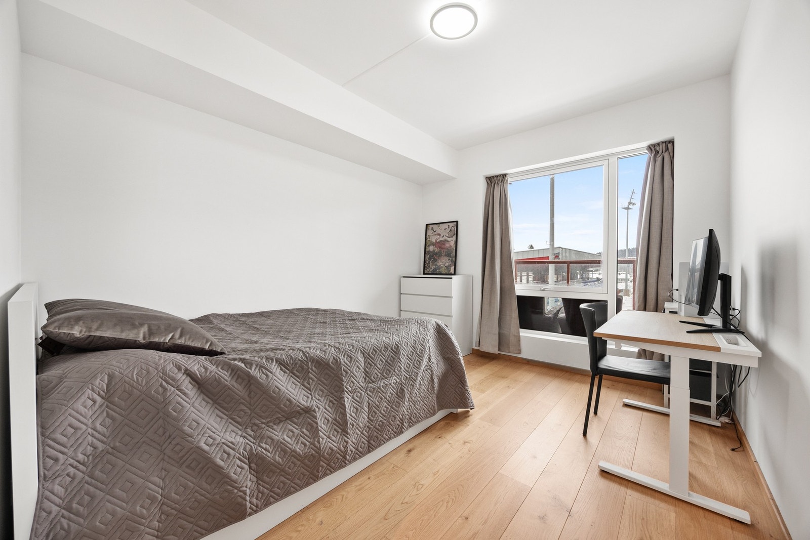 Soverom 1 - lyst og trivelig med god plass til enkeltseng, skrivebord og garderobeløsninger Galleribilde