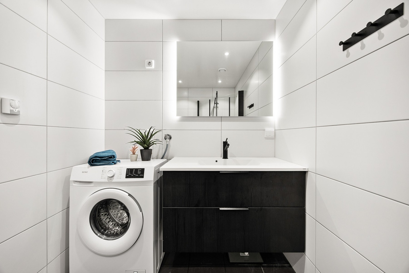 Helfliset, lyst, pen og moderne bad med gulvvarme Galleribilde