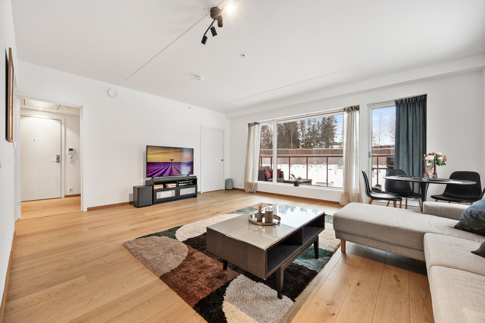 I stuen er det god plass til både sofagruppe og spisegruppe Galleribilde