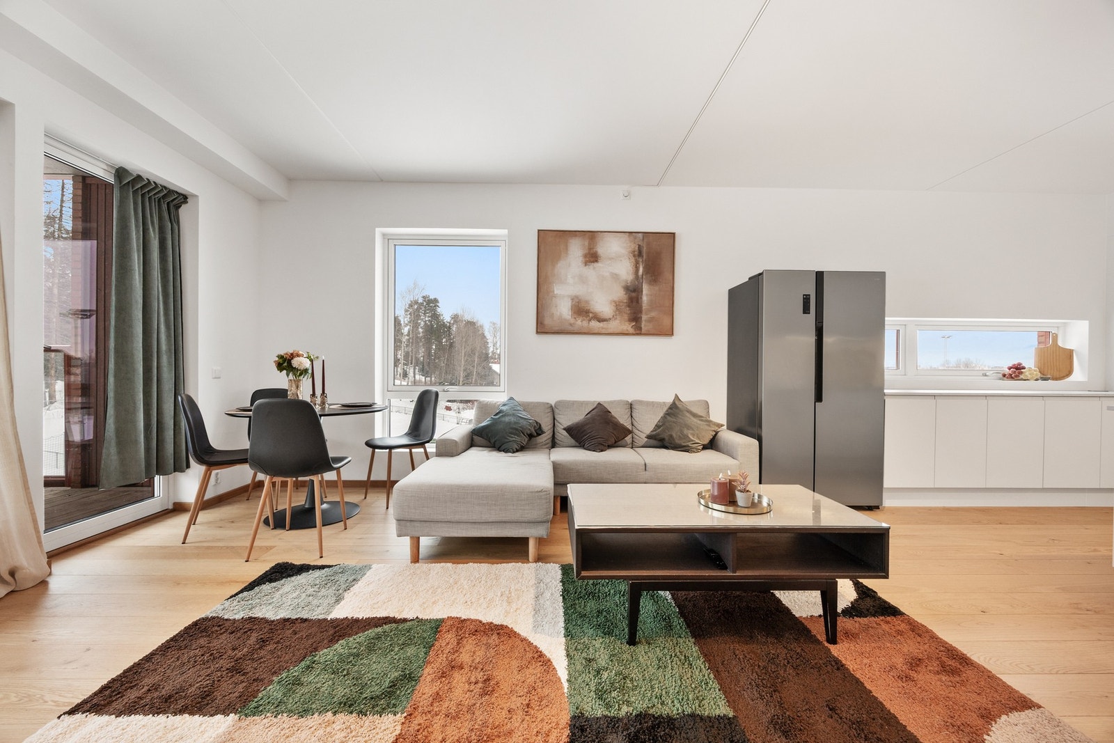 Stue og kjøkken i åpen løsning Galleribilde