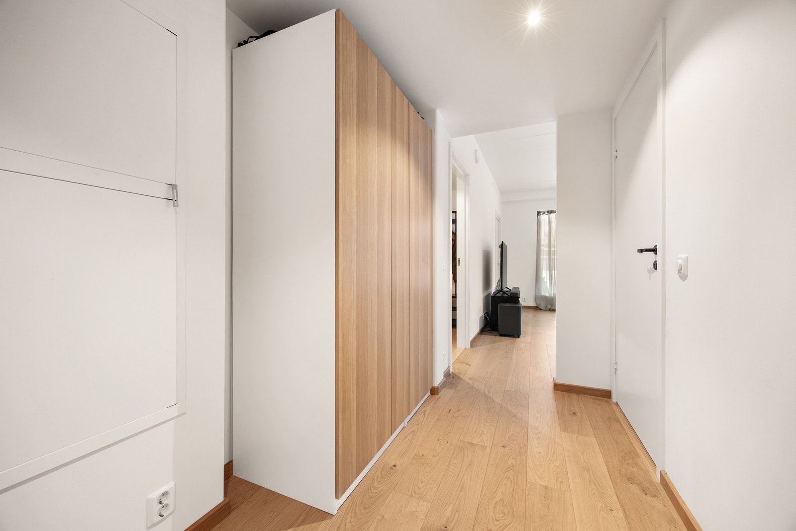 Gangen byr på gode muligheter for oppbevaring av yttertøy og sko Galleribilde