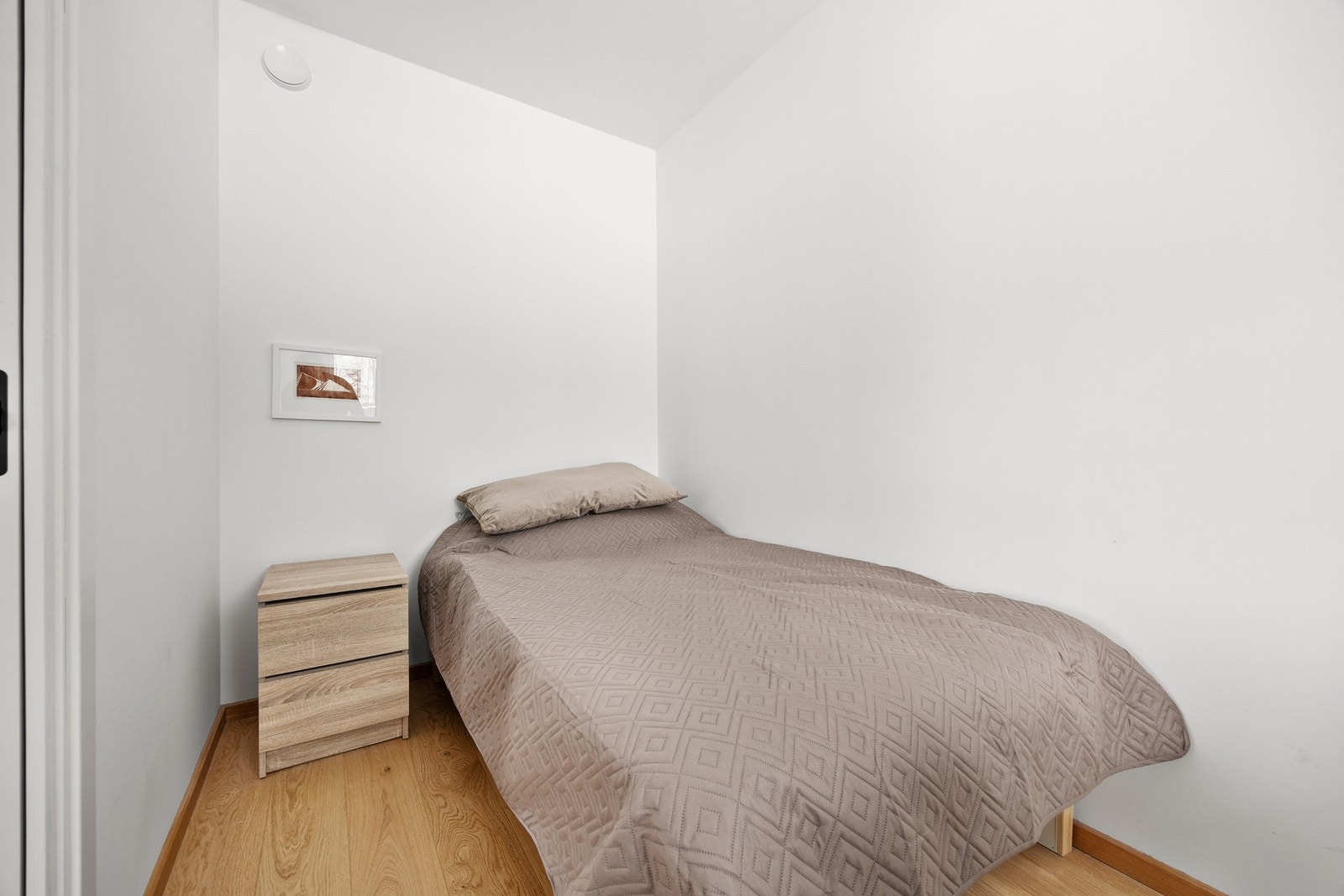 Soverom 2 - lyst og trivelig med god plass til enkeltseng, skrivebord og garderobeløsninger Galleribilde