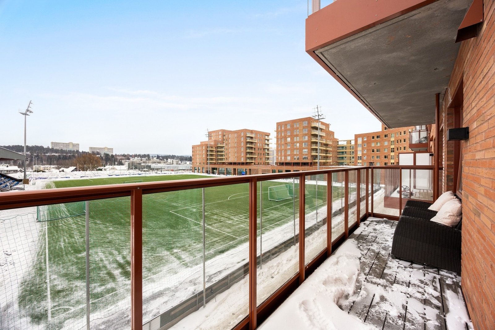 Østvendt balkong utenfor soverom 3 - her får man utsyn over nærområdet og Rolvsrud stadion Galleribilde