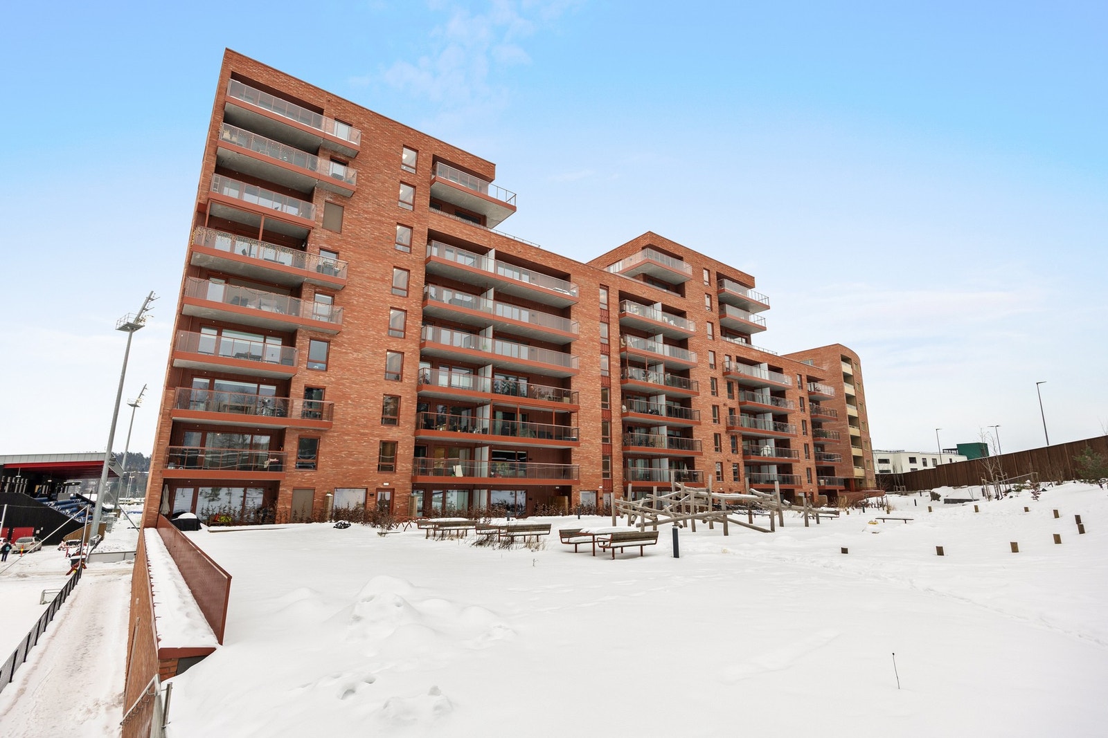 Idrettsgata 46, 3. etg. - Her får du en romslig stue-/kjøkkenløsning, 3 soverom, et stort bad, separat wc-rom og en entré/gang. Romslig bod i fellesareal i 1. etg. samt garasjeplass med elbillader følger også Galleribilde