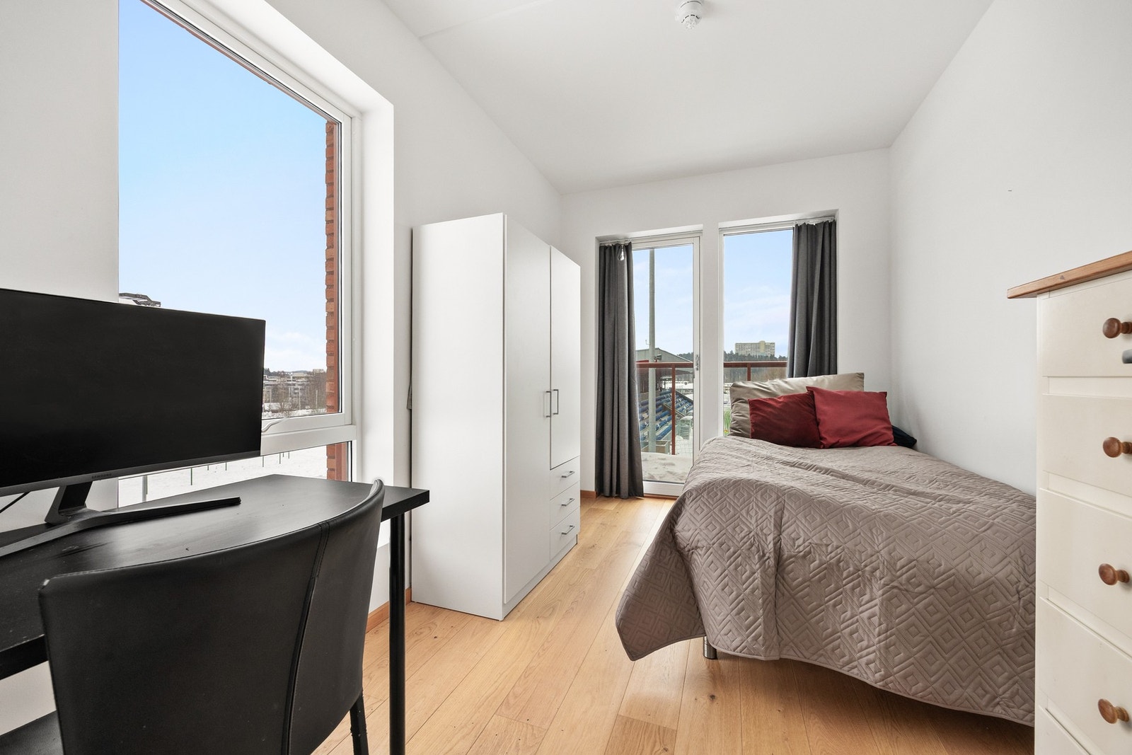 Soverom 3 - her har man utgang til den østvendte balkongen Galleribilde