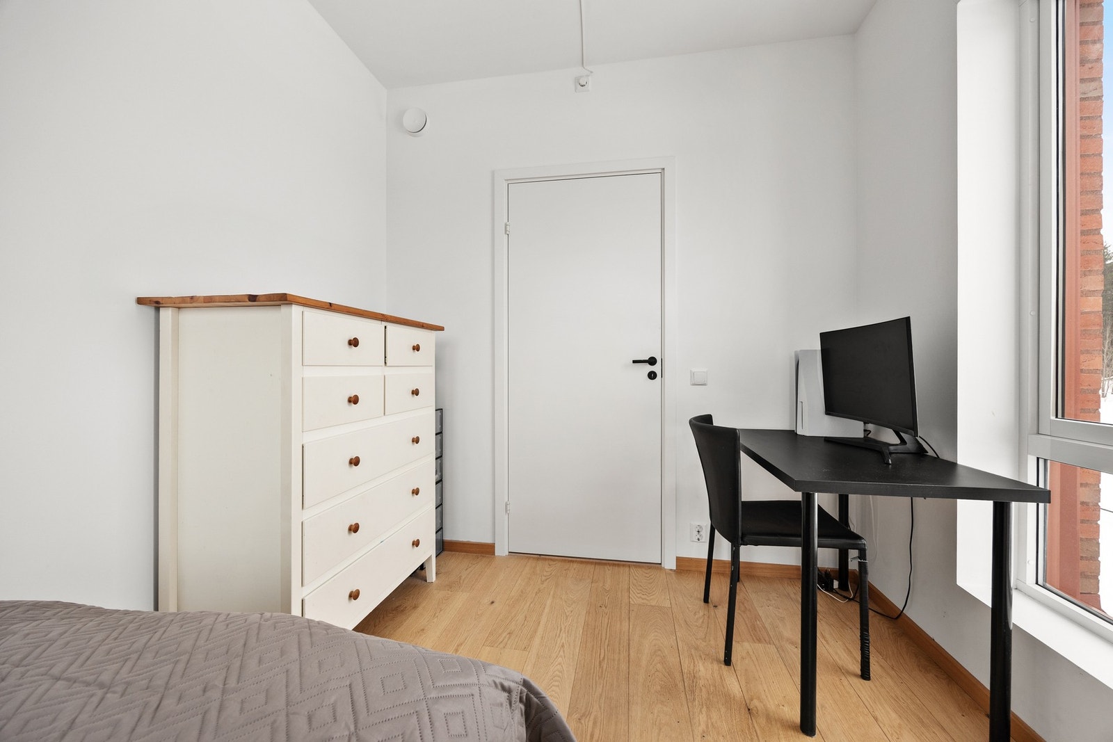 Soverom 3 - lyst og trivelig med god plass til enkeltseng, skrivebord og garderobeløsninger Galleribilde