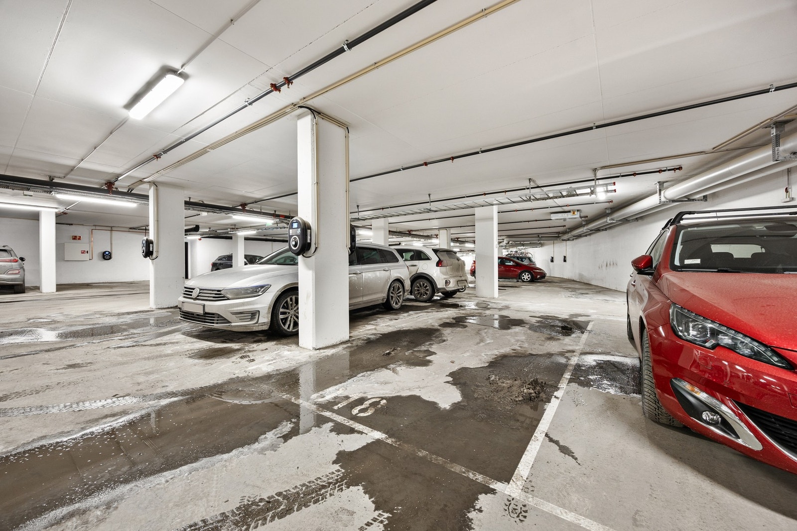 Garasjeplass med elbillader medfølger Galleribilde