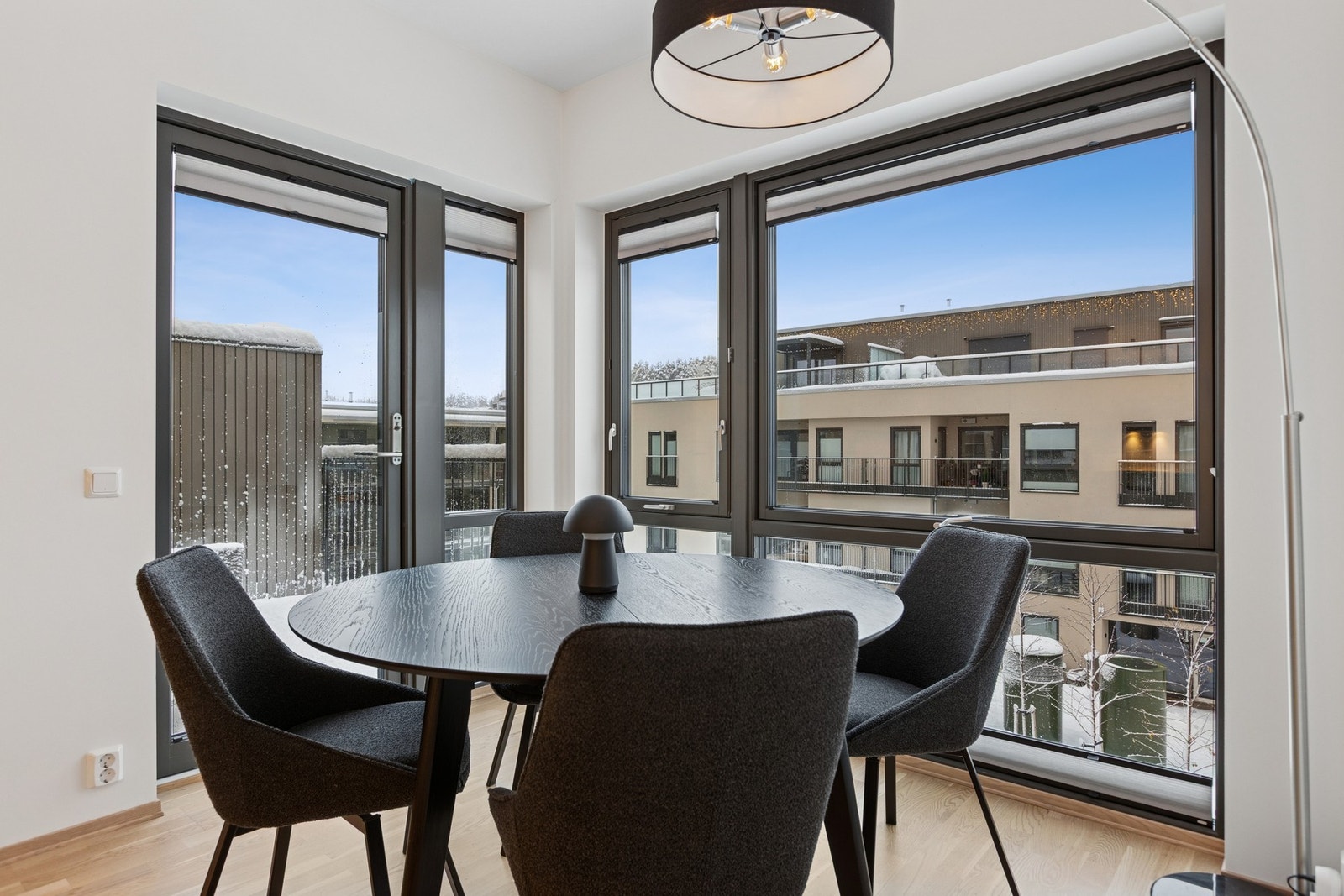 Det er gjennomgående god takhøyde i leiligheten som bidrar til en romslig og luftig atmosfære. Galleribilde