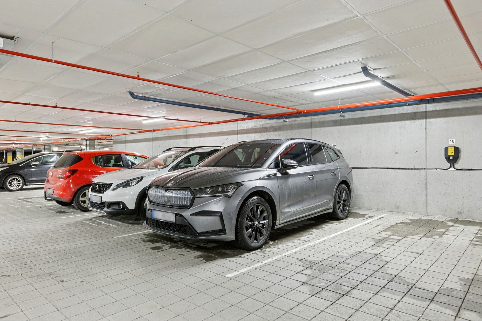 Leiligheten har bruksrett til egen p-plass i felles oppvarmet kjeller. Galleribilde