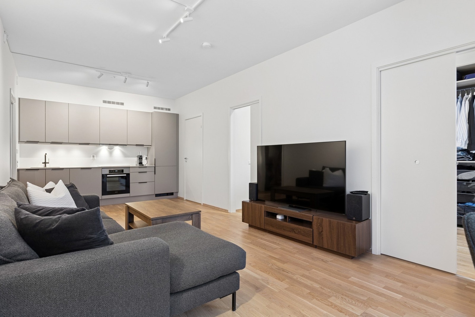 Lys og moderne selveierleilighet med populær beliggenhet å Byåsen. Galleribilde