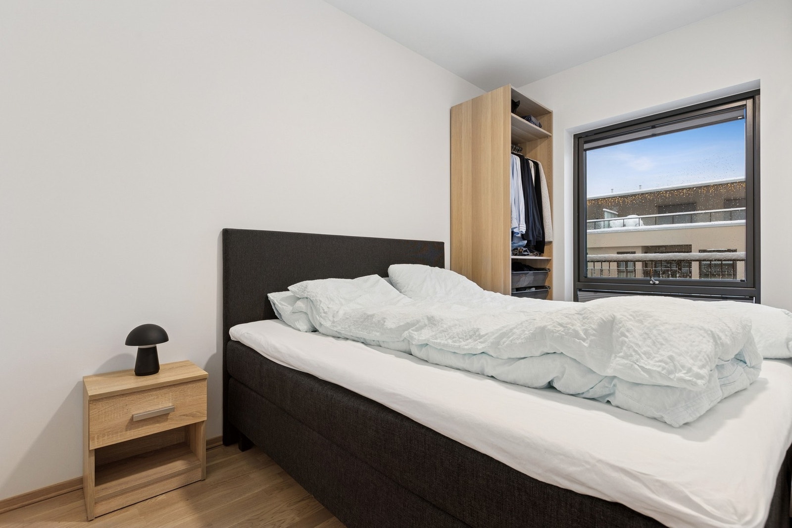 Stort og åpent soverom på hele 8 kvadratmeter med plass til dobbeltseng og annet ønsket møblement. Galleribilde